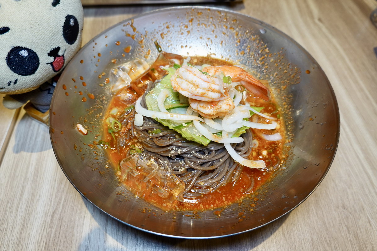 【台北世貿站美食】梨谷韓式鐵板炭火烤肉信義ATT店 2025:幸福又美味!與職棒樂天啦啦隊韓援三本柱一起用餐,韓式餐點多到目不暇給,聚餐必收名單 6975 【台北世貿站美食】梨谷韓式鐵板炭火烤肉信義ATT店 2025:幸福又美味!與職棒樂天啦啦隊韓援三本柱一起用餐,韓式餐點多到目不暇給,聚餐必收名單 6975