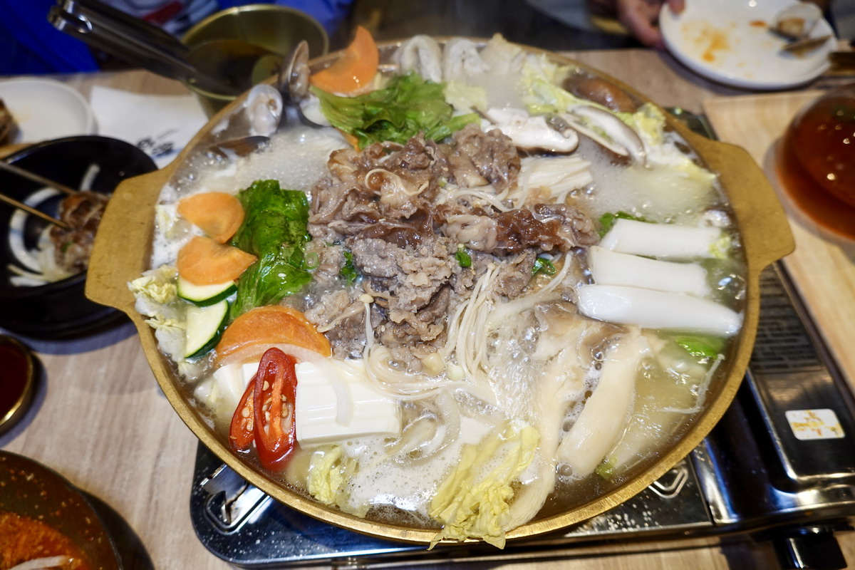 【台北世貿站美食】梨谷韓式鐵板炭火烤肉信義ATT店 2025：幸福又美味！與職棒樂天啦啦隊韓援三本柱一起用餐，韓式餐點多到目不暇給，聚餐必收名單 6975