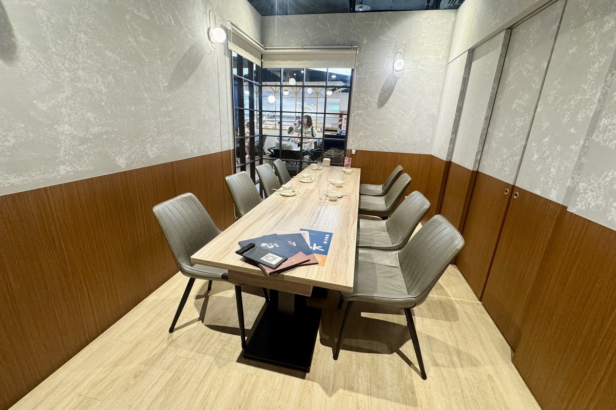 【台北世貿站美食】梨谷韓式鐵板炭火烤肉信義ATT店 2025:幸福又美味!與職棒樂天啦啦隊韓援三本柱一起用餐,韓式餐點多到目不暇給,聚餐必收名單 6975 【台北世貿站美食】梨谷韓式鐵板炭火烤肉信義ATT店 2025:幸福又美味!與職棒樂天啦啦隊韓援三本柱一起用餐,韓式餐點多到目不暇給,聚餐必收名單 6975