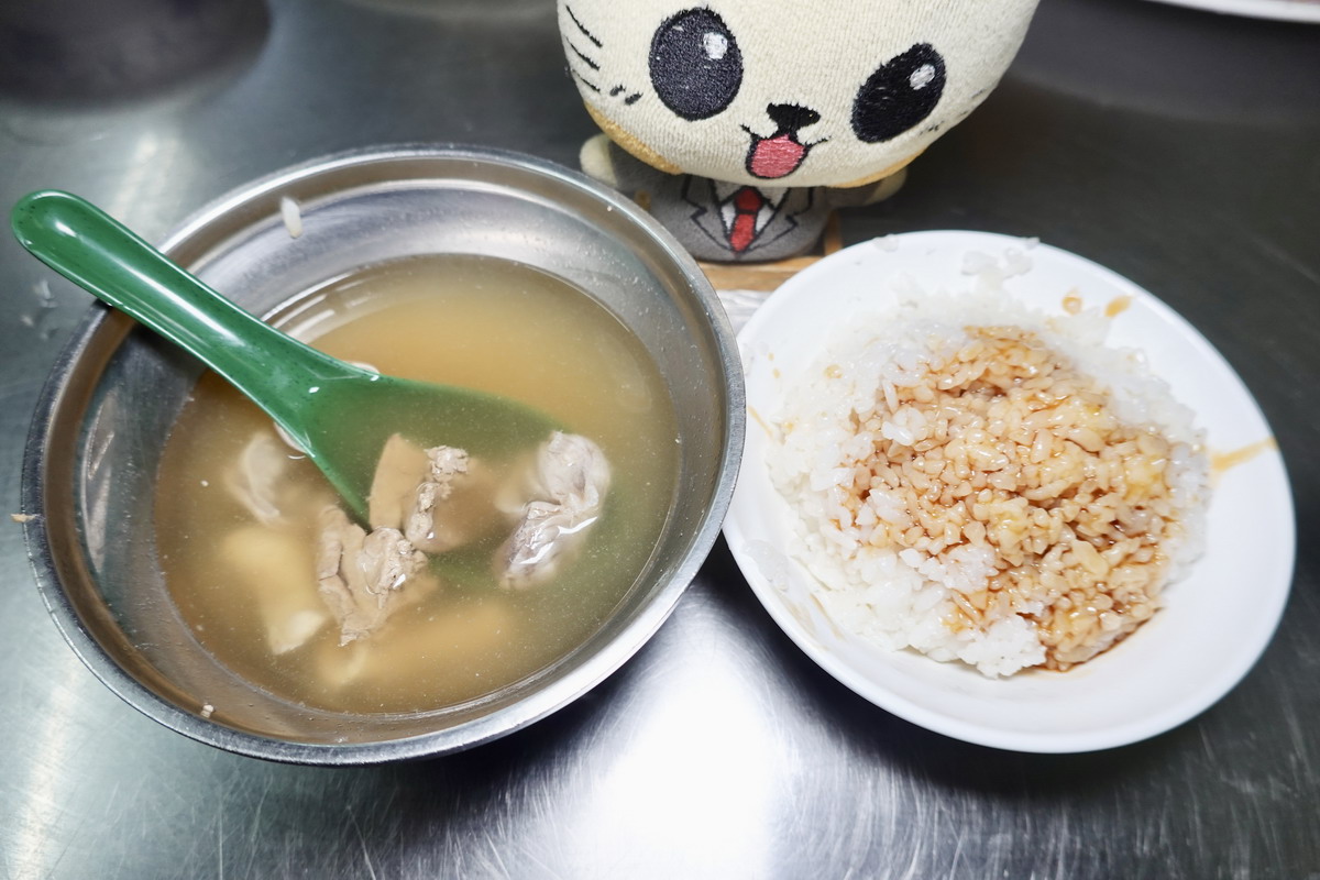【台北西門站美食】施福建好吃雞肉 2025:台北物價的奇雞!60年吃粗飽老店,雞油飯10元、下水湯10元、雞肉便當50元,但除了便宜還是只有便宜 6978 【台北西門站美食】施福建好吃雞肉 2025:台北物價的奇雞!60年吃粗飽老店,雞油飯10元、下水湯10元、雞肉便當50元,但除了便宜還是只有便宜 6978