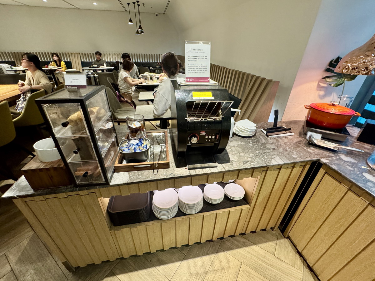 【桃園美食】環亞機場貴賓室 Plaza Premium Lounge 2025:出國旅遊就從貴賓室開始,飲食用餐、充電休息,吃飽飽再上飛機 6994 【桃園美食】環亞機場貴賓室 Plaza Premium Lounge 2025:出國旅遊就從貴賓室開始,飲食用餐、充電休息,吃飽飽再上飛機 6994