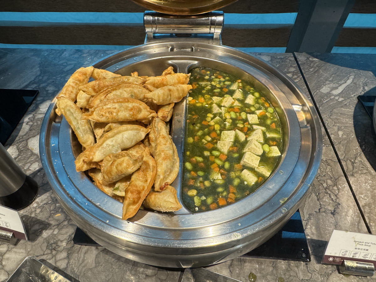 【桃園美食】環亞機場貴賓室 Plaza Premium Lounge 2025:出國旅遊就從貴賓室開始,飲食用餐、充電休息,吃飽飽再上飛機 6994 【桃園美食】環亞機場貴賓室 Plaza Premium Lounge 2025:出國旅遊就從貴賓室開始,飲食用餐、充電休息,吃飽飽再上飛機 6994