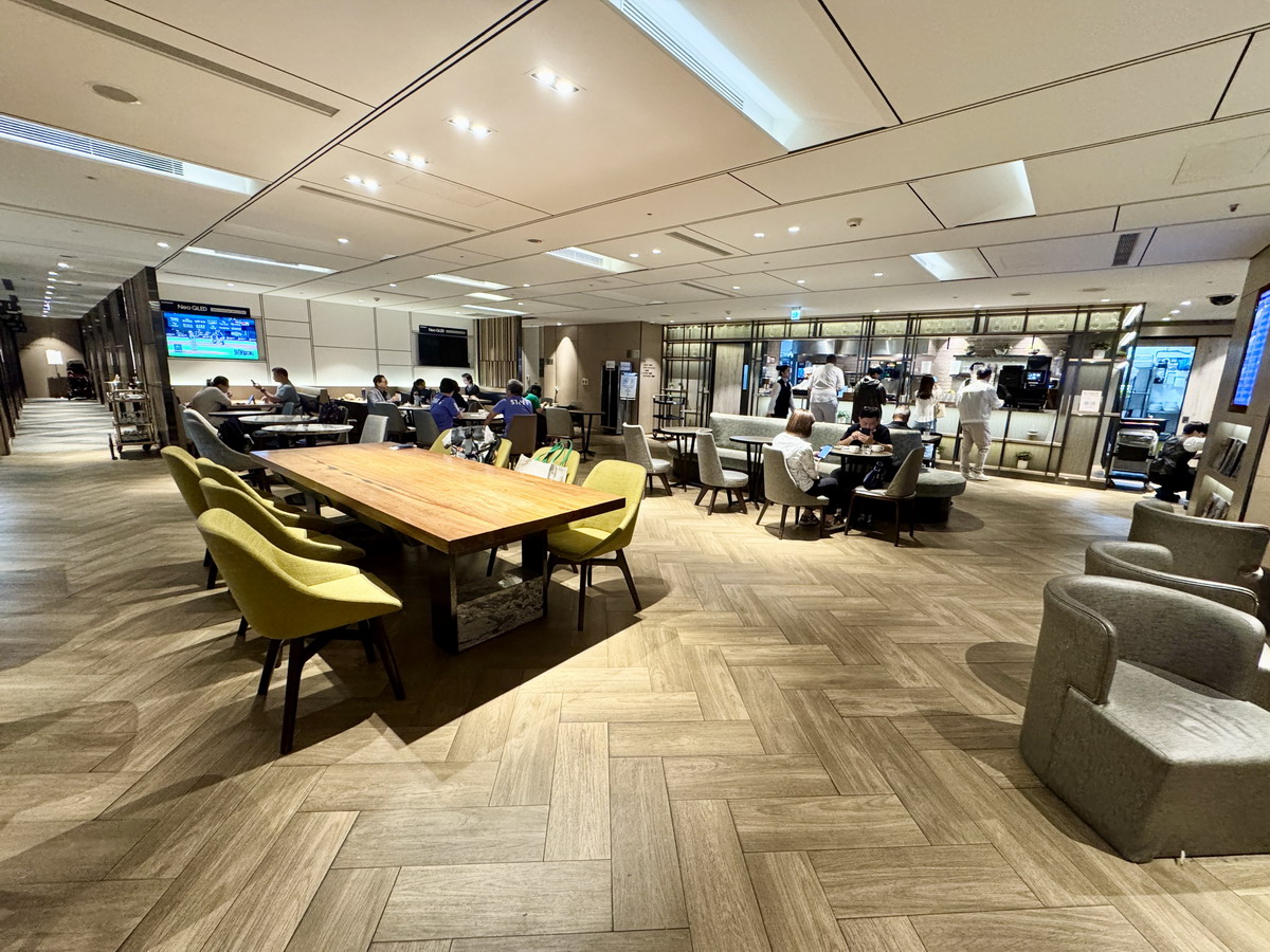 【桃園美食】環亞機場貴賓室 Plaza Premium Lounge 2025:出國旅遊就從貴賓室開始,飲食用餐、充電休息,吃飽飽再上飛機 6994 【桃園美食】環亞機場貴賓室 Plaza Premium Lounge 2025:出國旅遊就從貴賓室開始,飲食用餐、充電休息,吃飽飽再上飛機 6994