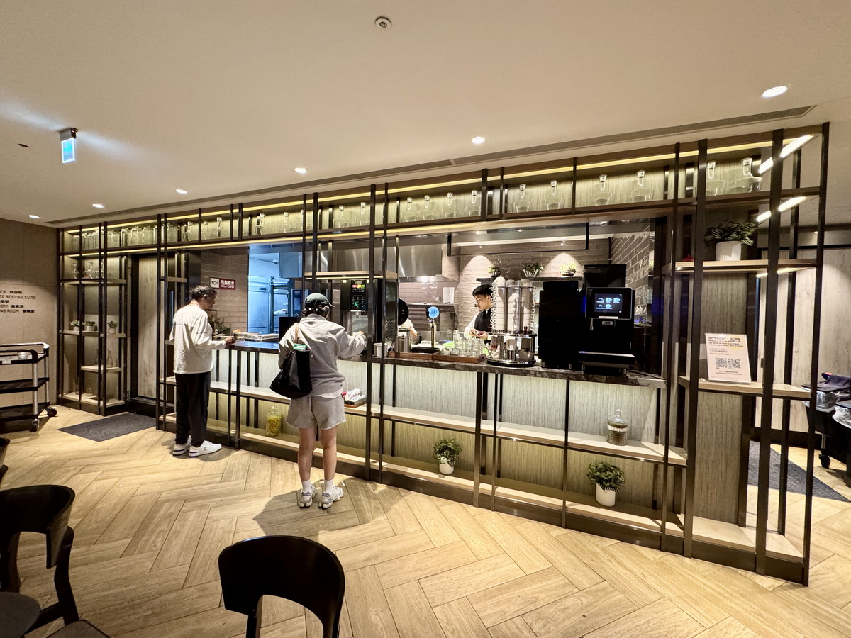 【桃園美食】環亞機場貴賓室 Plaza Premium Lounge 2025:出國旅遊就從貴賓室開始,飲食用餐、充電休息,吃飽飽再上飛機 6994 【桃園美食】環亞機場貴賓室 Plaza Premium Lounge 2025:出國旅遊就從貴賓室開始,飲食用餐、充電休息,吃飽飽再上飛機 6994