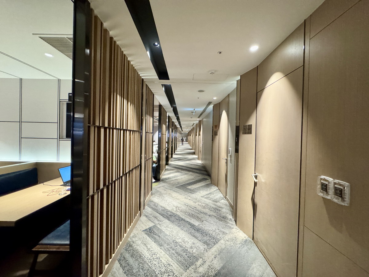 【桃園美食】環亞機場貴賓室 Plaza Premium Lounge 2025:出國旅遊就從貴賓室開始,飲食用餐、充電休息,吃飽飽再上飛機 6994 【桃園美食】環亞機場貴賓室 Plaza Premium Lounge 2025:出國旅遊就從貴賓室開始,飲食用餐、充電休息,吃飽飽再上飛機 6994