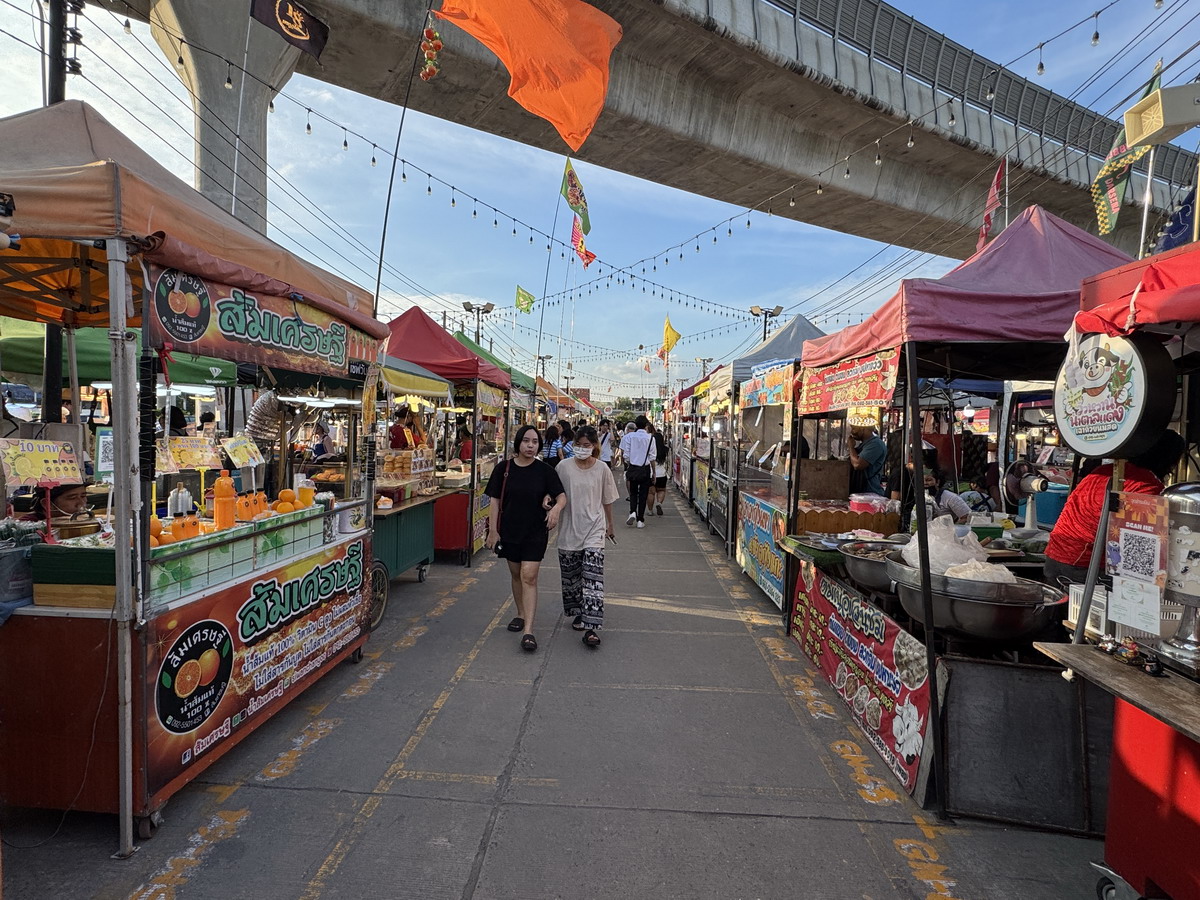 【泰國曼谷旅遊】Save One Go Market 2025：曼谷在地人逛的夜市，尚未觀光化的地方，價錢比市區觀光夜市便宜很多，想體驗在地人生活就來這邊 6996