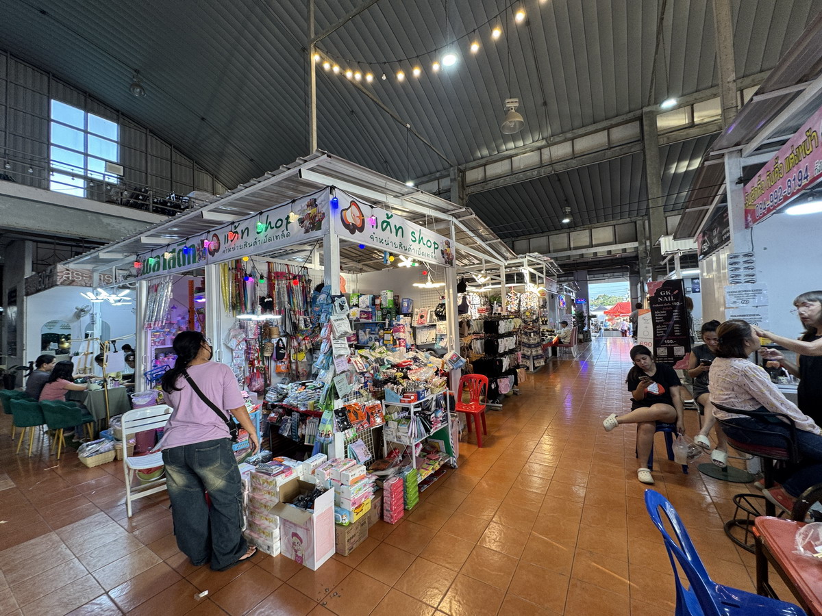 【泰國曼谷旅遊】Save One Go Market 2025：曼谷在地人逛的夜市，尚未觀光化的地方，價錢比市區觀光夜市便宜很多，想體驗在地人生活就來這邊 6996
