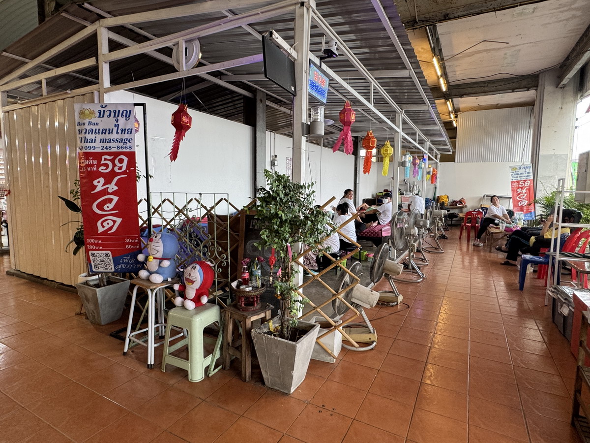 【泰國曼谷旅遊】Save One Go Market 2025:曼谷在地人逛的夜市,尚未觀光化的地方,價錢比市區觀光夜市便宜很多,想體驗在地人生活就來這邊 6996 【泰國曼谷旅遊】Save One Go Market 2025:曼谷在地人逛的夜市,尚未觀光化的地方,價錢比市區觀光夜市便宜很多,想體驗在地人生活就來這邊 6996