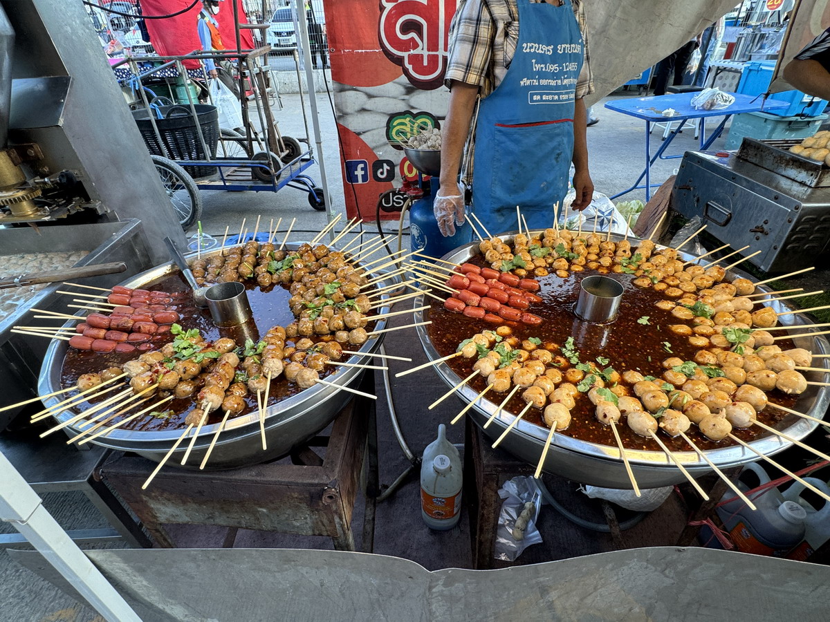 【泰國曼谷旅遊】Save One Go Market 2025：曼谷在地人逛的夜市，尚未觀光化的地方，價錢比市區觀光夜市便宜很多，想體驗在地人生活就來這邊 6996