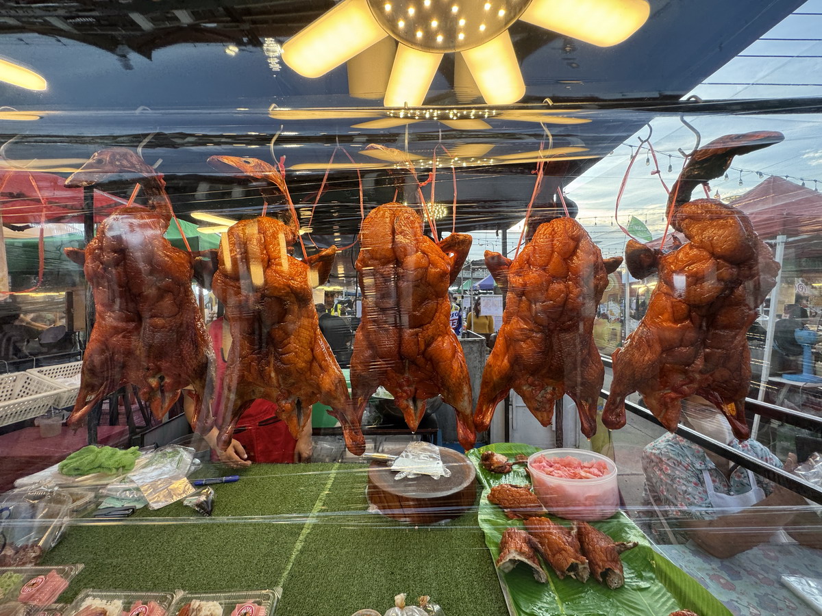 【泰國曼谷旅遊】Save One Go Market 2025:曼谷在地人逛的夜市,尚未觀光化的地方,價錢比市區觀光夜市便宜很多,想體驗在地人生活就來這邊 6996 【泰國曼谷旅遊】Save One Go Market 2025:曼谷在地人逛的夜市,尚未觀光化的地方,價錢比市區觀光夜市便宜很多,想體驗在地人生活就來這邊 6996