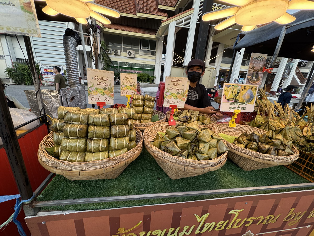 【泰國曼谷旅遊】Save One Go Market 2025:曼谷在地人逛的夜市,尚未觀光化的地方,價錢比市區觀光夜市便宜很多,想體驗在地人生活就來這邊 6996 【泰國曼谷旅遊】Save One Go Market 2025:曼谷在地人逛的夜市,尚未觀光化的地方,價錢比市區觀光夜市便宜很多,想體驗在地人生活就來這邊 6996