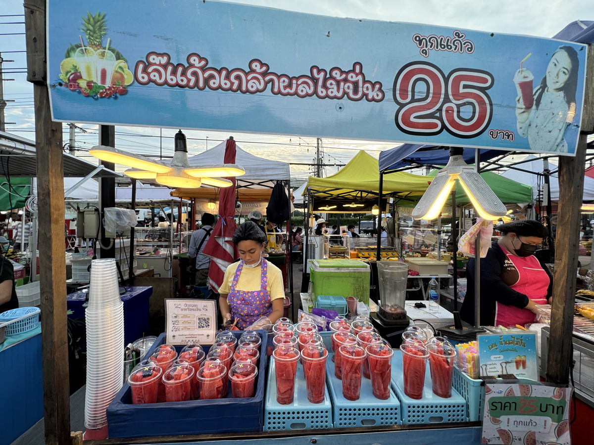 【泰國曼谷旅遊】Save One Go Market 2025:曼谷在地人逛的夜市,尚未觀光化的地方,價錢比市區觀光夜市便宜很多,想體驗在地人生活就來這邊 6996 【泰國曼谷旅遊】Save One Go Market 2025:曼谷在地人逛的夜市,尚未觀光化的地方,價錢比市區觀光夜市便宜很多,想體驗在地人生活就來這邊 6996