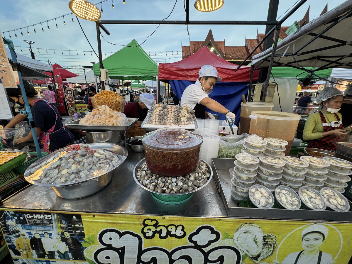 【泰國曼谷旅遊】Save One Go Market 2025：曼谷在地人逛的夜市，尚未觀光化的地方，價錢比市區觀光夜市便宜很多，想體驗在地人生活就來這邊 6996