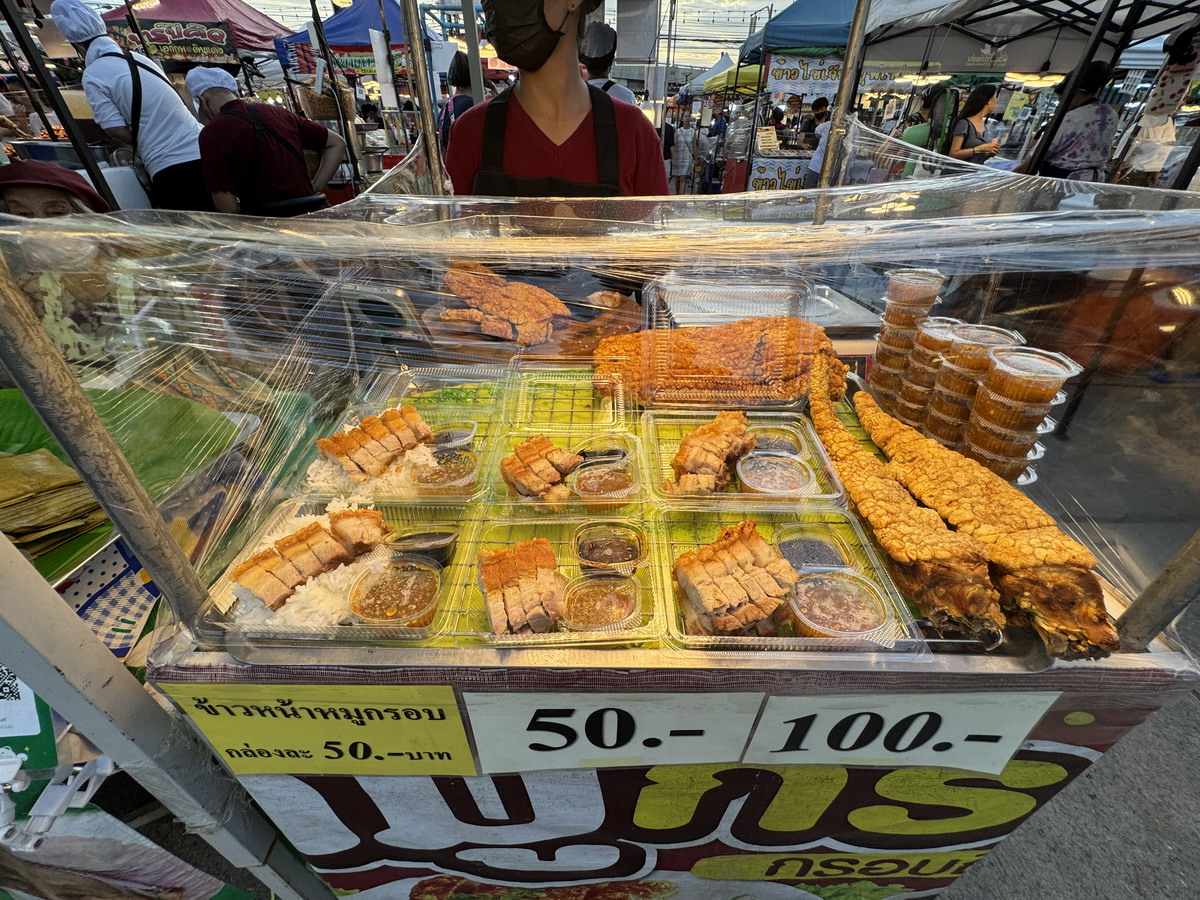 【泰國曼谷旅遊】Save One Go Market 2025：曼谷在地人逛的夜市，尚未觀光化的地方，價錢比市區觀光夜市便宜很多，想體驗在地人生活就來這邊 6996
