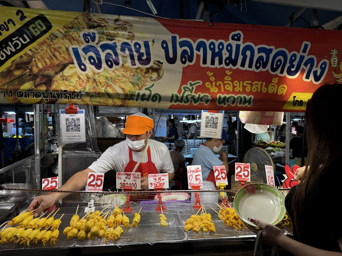 【泰國曼谷旅遊】Save One Go Market 2025：曼谷在地人逛的夜市，尚未觀光化的地方，價錢比市區觀光夜市便宜很多，想體驗在地人生活就來這邊 6996
