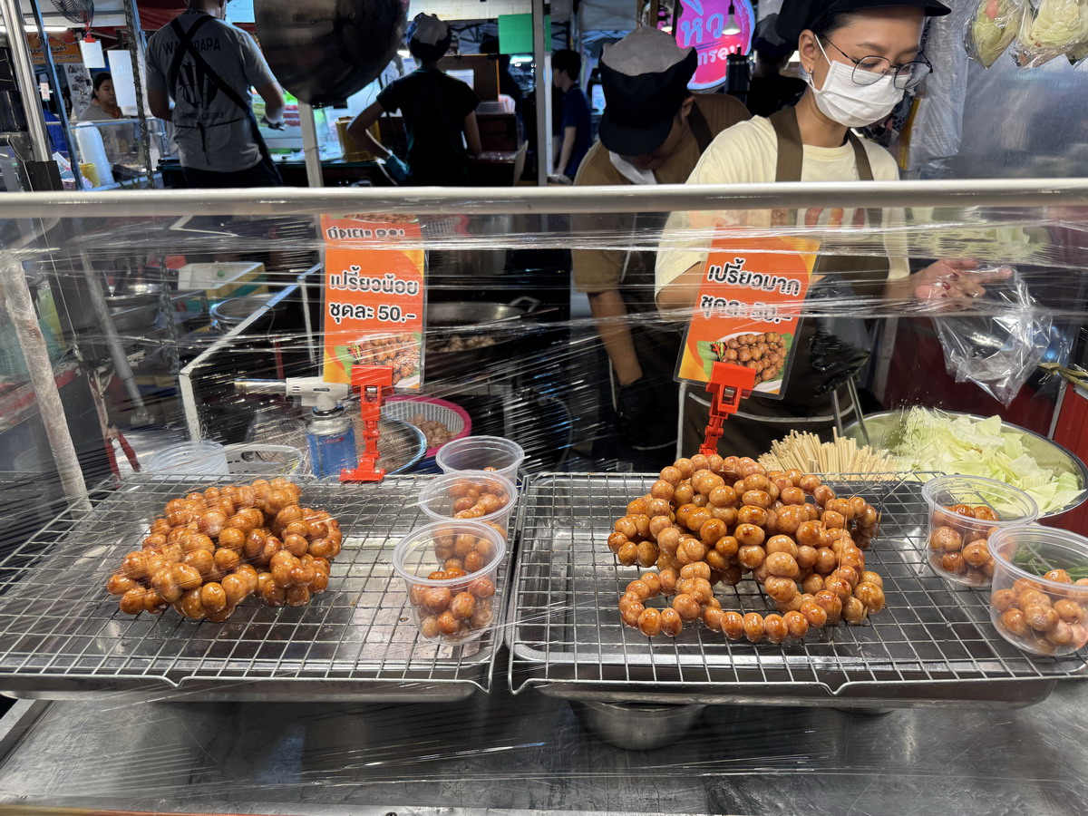 【泰國曼谷旅遊】Save One Go Market 2025：曼谷在地人逛的夜市，尚未觀光化的地方，價錢比市區觀光夜市便宜很多，想體驗在地人生活就來這邊 6996