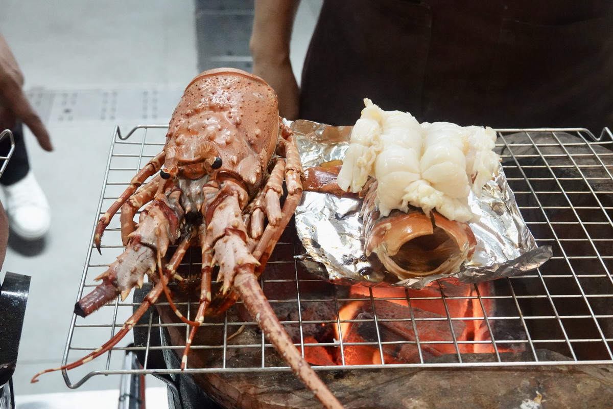 【泰國曼谷美食】上味泰餐廳七隆店 Savoey @Mercury Ville Chidlom 2025：曼谷好吃泰式美食，地點靠近四面佛市中心，交通超便利，炭烤龍蝦、咖哩螃蟹必吃，還有外帶飲料吧 7128