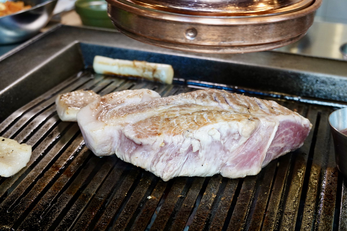 【台北中山站美食】金豬食堂 Gold Pig 2025：韓國燒肉名店來台灣立刻變成預約困難店，原味究好豬直球對決，全程專人代烤，烤豬皮太銷魂 6999
