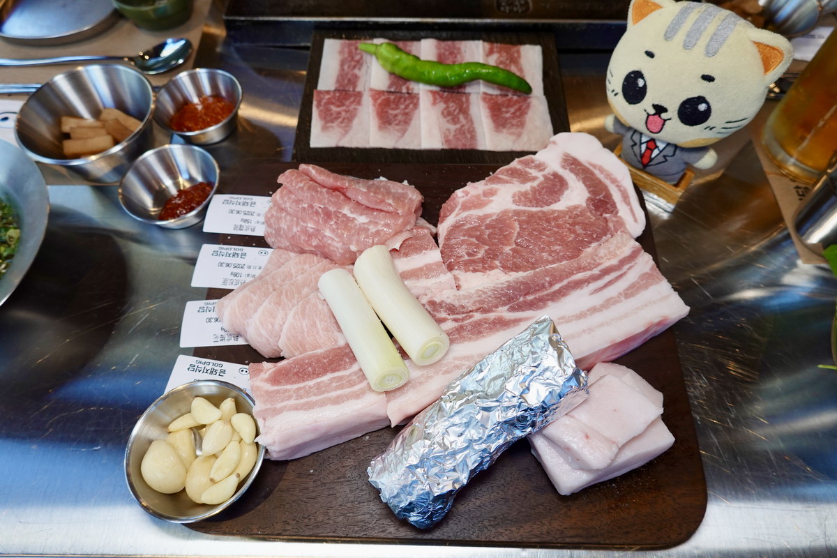 【台北中山站美食】金豬食堂 Gold Pig 2025：韓國燒肉名店來台灣立刻變成預約困難店，原味究好豬直球對決，全程專人代烤，烤豬皮太銷魂 6999