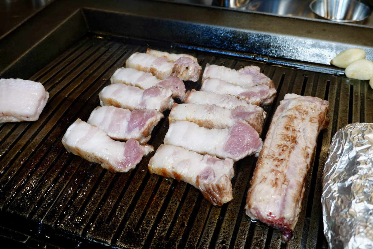 【台北中山站美食】金豬食堂 Gold Pig 2025：韓國燒肉名店來台灣立刻變成預約困難店，原味究好豬直球對決，全程專人代烤，烤豬皮太銷魂 6999