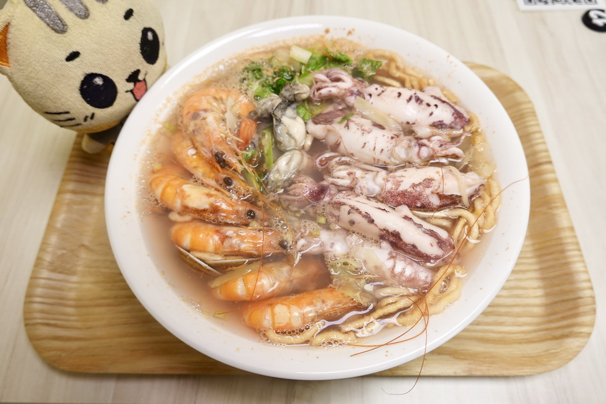 【台北六張犁站美食】136海鮮麵臥龍店 2025：痛風海鮮麵還有滿滿好料海鮮丼，高CP值的小店，上班族的救星 7006 @貓大爺