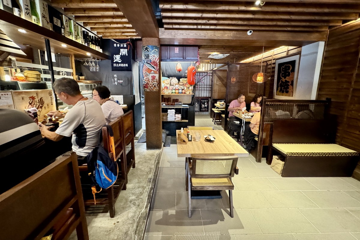 【台北南港展覽館站美食】板前屋炭烤鰻魚飯 2025:台北最值得吃的鰻魚飯,自家養鰻、手工拔刺、傳統碳烤,蒲燒和白燒鰻魚都好吃,最後的職人精神!(土用丑日7/19、7/31)7016 【台北南港展覽館站美食】板前屋炭烤鰻魚飯 2025:台北最值得吃的鰻魚飯,自家養鰻、手工拔刺、傳統碳烤,蒲燒和白燒鰻魚都好吃,最後的職人精神!(土用丑日7/19、7/31)7016