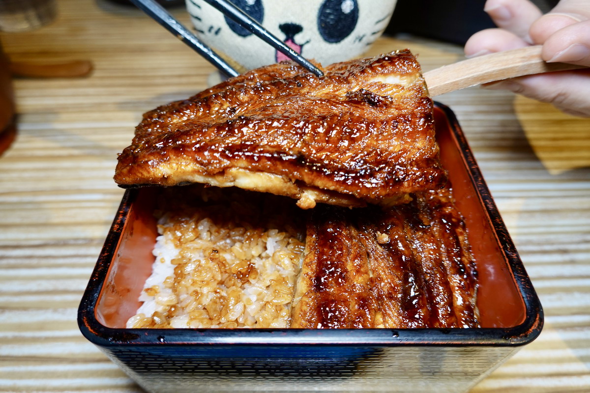 【台北南港展覽館站美食】板前屋炭烤鰻魚飯 2025:台北最值得吃的鰻魚飯,自家養鰻、手工拔刺、傳統碳烤,蒲燒和白燒鰻魚都好吃,最後的職人精神!(土用丑日7/19、7/31)7016 【台北南港展覽館站美食】板前屋炭烤鰻魚飯 2025:台北最值得吃的鰻魚飯,自家養鰻、手工拔刺、傳統碳烤,蒲燒和白燒鰻魚都好吃,最後的職人精神!(土用丑日7/19、7/31)7016