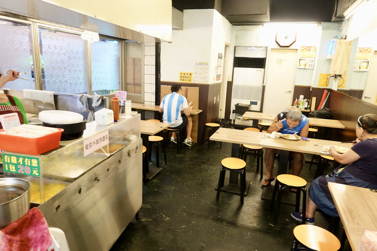 【台北小巨蛋站美食】香港陳記燒臘便當 2025：中崙市場商圈的老牌燒臘便當店，餐點美味，價錢平易近人，用餐時間大排隊 7037