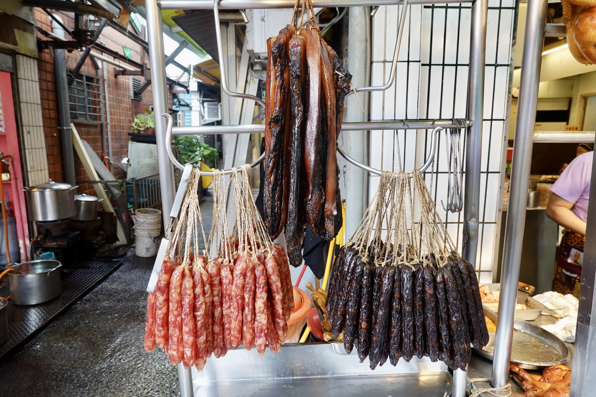 【台北小巨蛋站美食】香港陳記燒臘便當 2025：中崙市場商圈的老牌燒臘便當店，餐點美味，價錢平易近人，用餐時間大排隊 7037