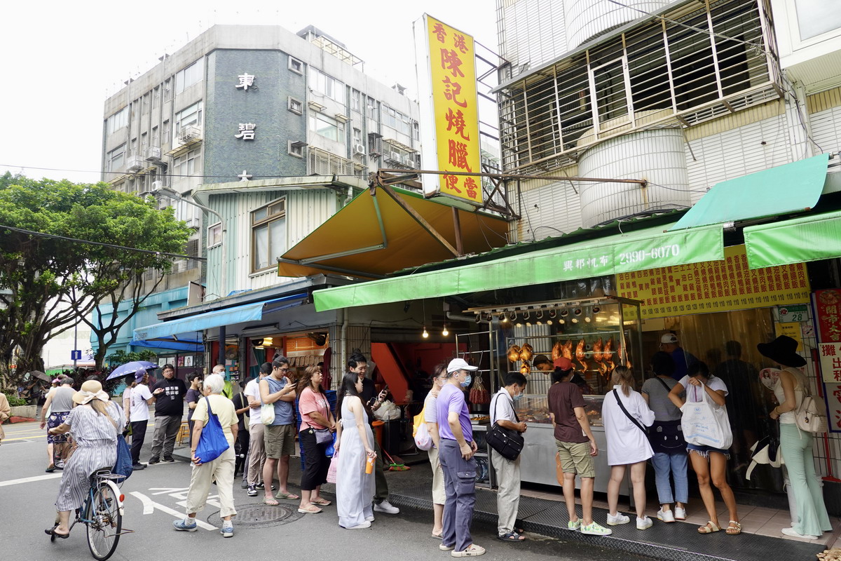 【台北小巨蛋站美食】香港陳記燒臘便當 2025：中崙市場商圈的老牌燒臘便當店，餐點美味，價錢平易近人，用餐時間大排隊 7037