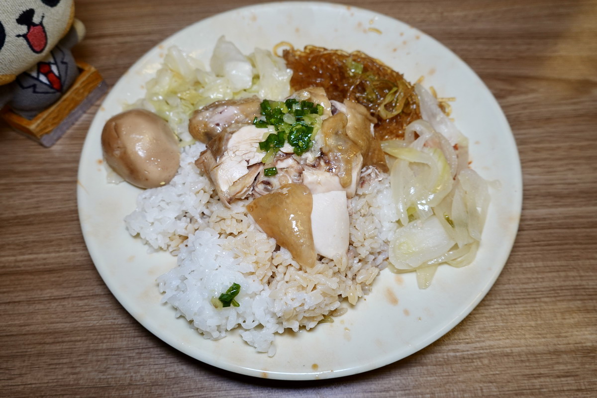 【台北小巨蛋站美食】香港陳記燒臘便當 2025：中崙市場商圈的老牌燒臘便當店，餐點美味，價錢平易近人，用餐時間大排隊 7037