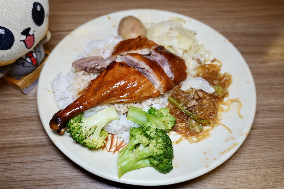 【台北小巨蛋站美食】香港陳記燒臘便當 2025：中崙市場商圈的老牌燒臘便當店，餐點美味，價錢平易近人，用餐時間大排隊 7037