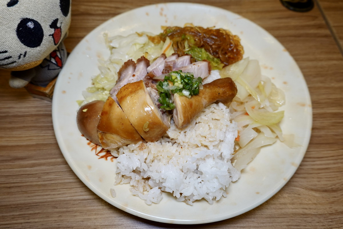 【台北小巨蛋站美食】香港陳記燒臘便當 2025：中崙市場商圈的老牌燒臘便當店，餐點美味，價錢平易近人，用餐時間大排隊 7037