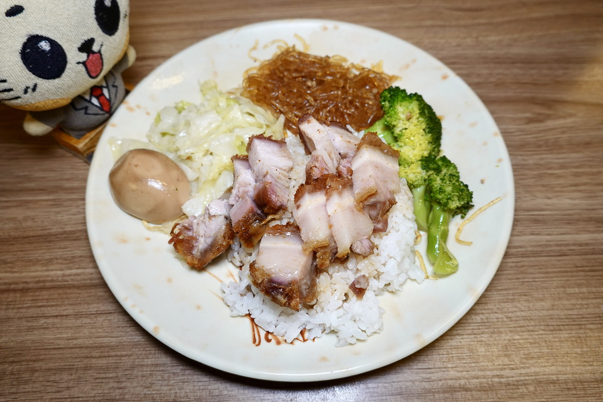 【台北小巨蛋站美食】香港陳記燒臘便當 2025：中崙市場商圈的老牌燒臘便當店，餐點美味，價錢平易近人，用餐時間大排隊 7037
