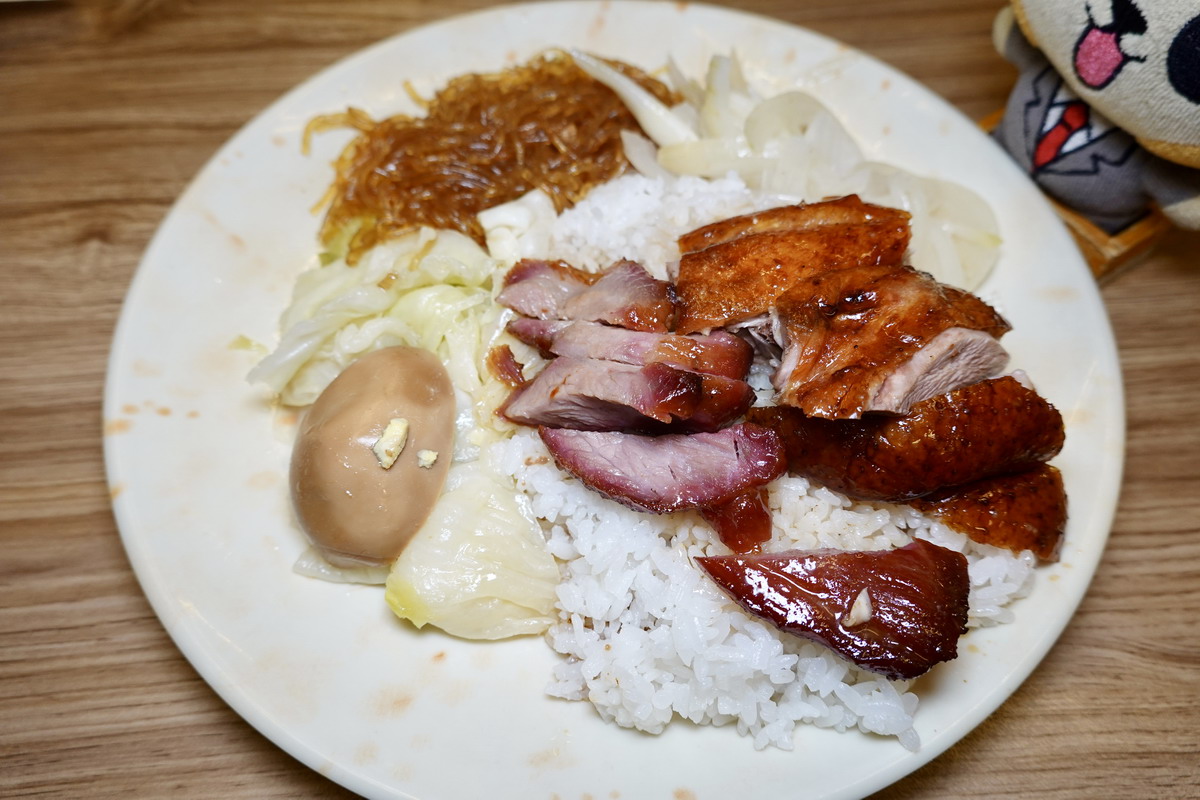【台北小巨蛋站美食】香港陳記燒臘便當 2025：中崙市場商圈的老牌燒臘便當店，餐點美味，價錢平易近人，用餐時間大排隊 7037