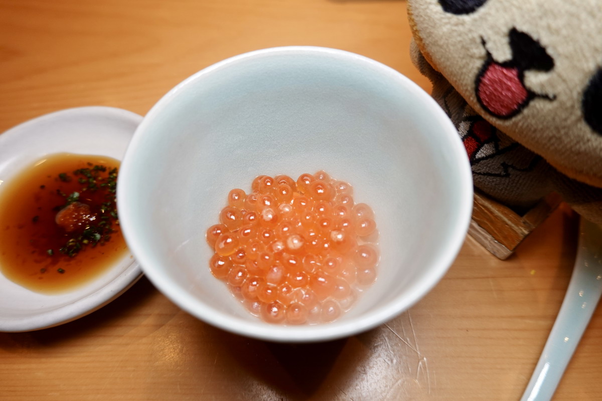 【台北忠孝敦化站美食】鮨天本 2025:台灣壽司店的頂點,天本昇吾主廚獨特的料理展現,只接待熟客,有錢也未必能吃到,饕客一定要朝聖的夢幻名單 7043 【台北忠孝敦化站美食】鮨天本 2025:台灣壽司店的頂點,天本昇吾主廚獨特的料理展現,只接待熟客,有錢也未必能吃到,饕客一定要朝聖的夢幻名單 7043