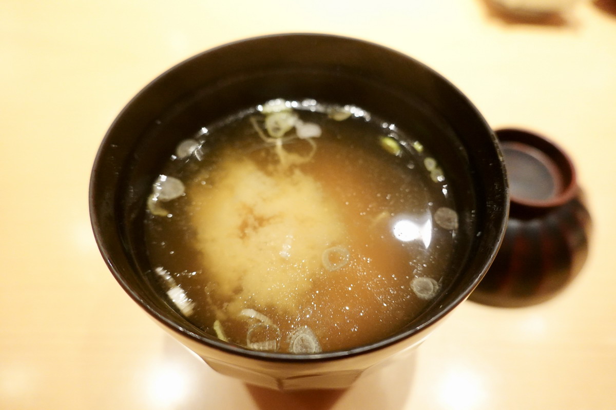 【台北忠孝敦化站美食】鮨天本 2025:台灣壽司店的頂點,天本昇吾主廚獨特的料理展現,只接待熟客,有錢也未必能吃到,饕客一定要朝聖的夢幻名單 7043 【台北忠孝敦化站美食】鮨天本 2025:台灣壽司店的頂點,天本昇吾主廚獨特的料理展現,只接待熟客,有錢也未必能吃到,饕客一定要朝聖的夢幻名單 7043