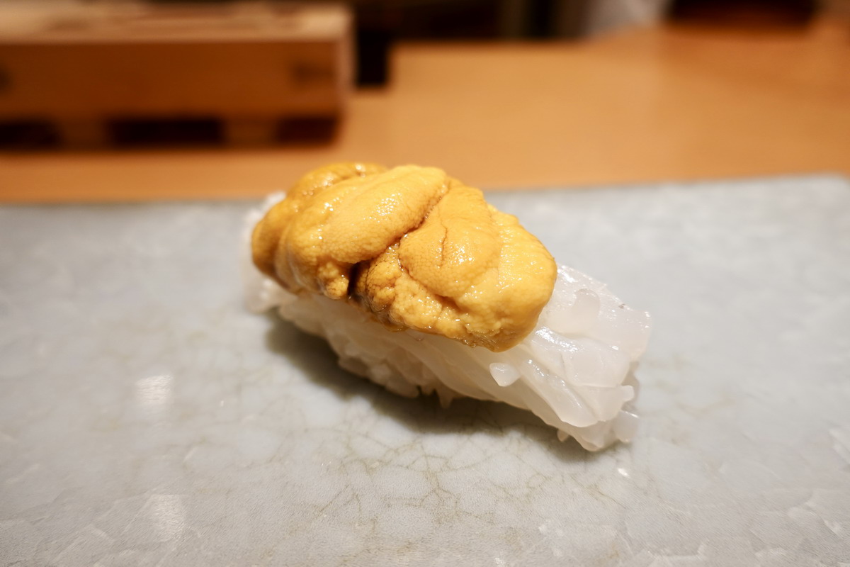 【台北忠孝敦化站美食】鮨天本 2025:台灣壽司店的頂點,天本昇吾主廚獨特的料理展現,只接待熟客,有錢也未必能吃到,饕客一定要朝聖的夢幻名單 7043 【台北忠孝敦化站美食】鮨天本 2025:台灣壽司店的頂點,天本昇吾主廚獨特的料理展現,只接待熟客,有錢也未必能吃到,饕客一定要朝聖的夢幻名單 7043