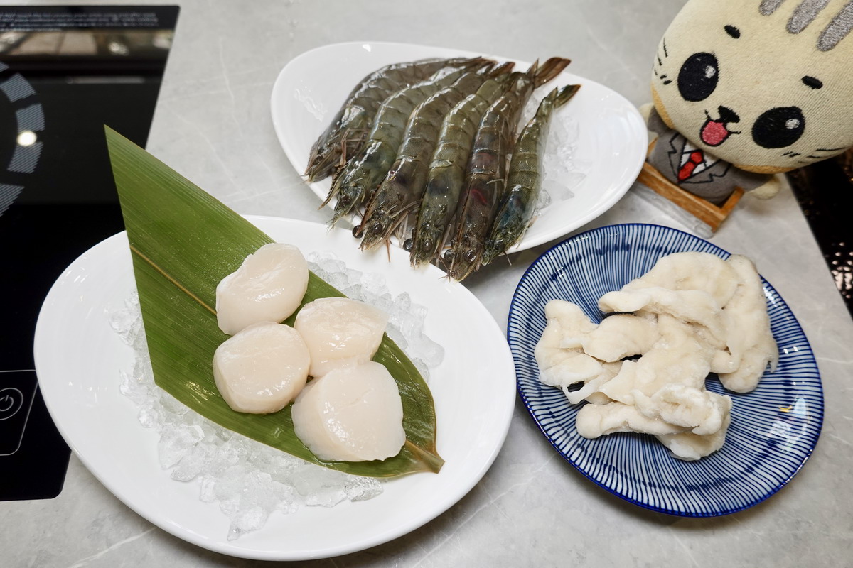 【台北忠孝敦化站美食】新•肉多多火鍋 2025:澎湃肉盤的高質感豐盛火鍋,東區聚餐慶生首選,專人為你剝蝦,咖啡飲料及霜淇淋吃到飽 【台北忠孝敦化站美食】新•肉多多火鍋 2025:澎湃肉盤的高質感豐盛火鍋,東區聚餐慶生首選,專人為你剝蝦,咖啡飲料及霜淇淋吃到飽