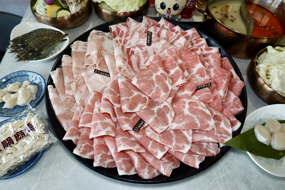 【台北忠孝敦化站美食】新•肉多多火鍋 2025:澎湃肉盤的高質感豐盛火鍋,東區聚餐慶生首選,專人為你剝蝦,咖啡飲料及霜淇淋吃到飽 【台北忠孝敦化站美食】新•肉多多火鍋 2025:澎湃肉盤的高質感豐盛火鍋,東區聚餐慶生首選,專人為你剝蝦,咖啡飲料及霜淇淋吃到飽