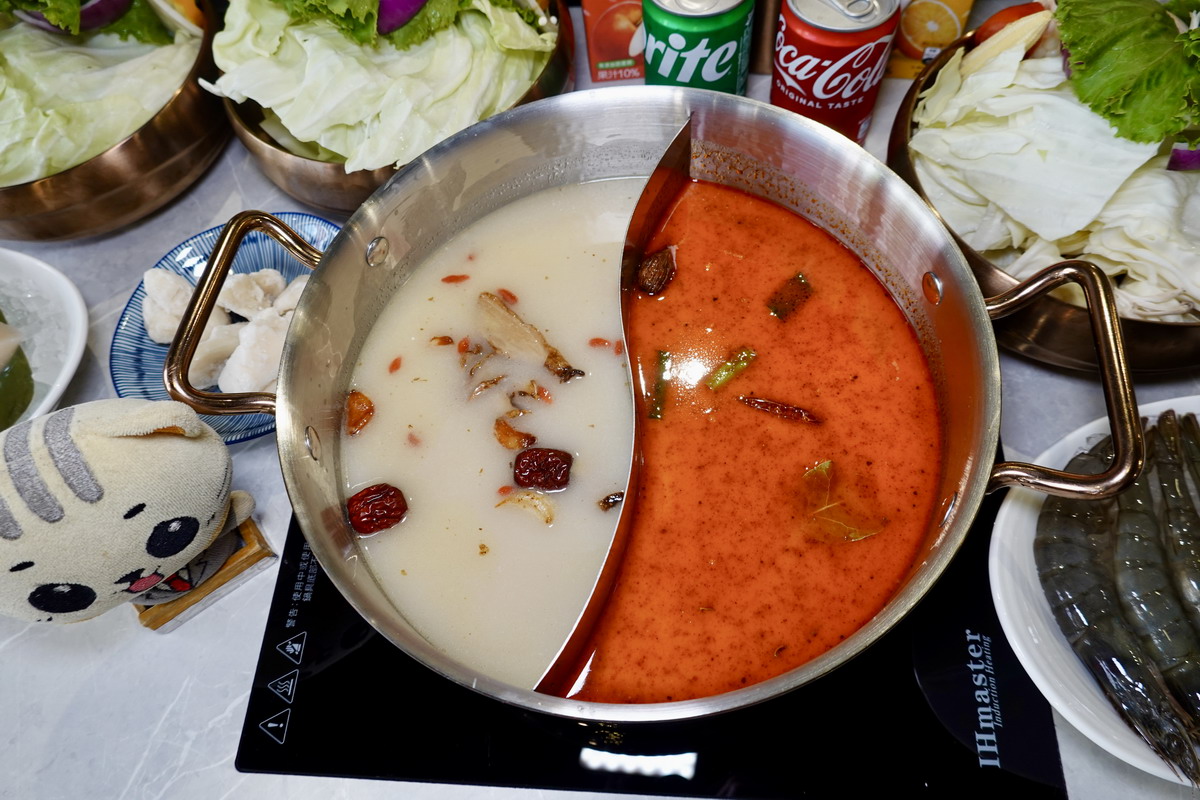 【台北忠孝敦化站美食】新•肉多多火鍋 2025:澎湃肉盤的高質感豐盛火鍋,東區聚餐慶生首選,專人為你剝蝦,咖啡飲料及霜淇淋吃到飽 【台北忠孝敦化站美食】新•肉多多火鍋 2025:澎湃肉盤的高質感豐盛火鍋,東區聚餐慶生首選,專人為你剝蝦,咖啡飲料及霜淇淋吃到飽