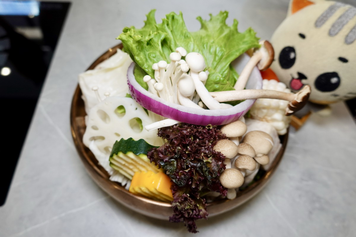 【台北忠孝敦化站美食】新•肉多多火鍋 2025:澎湃肉盤的高質感豐盛火鍋,東區聚餐慶生首選,專人為你剝蝦,咖啡飲料及霜淇淋吃到飽 【台北忠孝敦化站美食】新•肉多多火鍋 2025:澎湃肉盤的高質感豐盛火鍋,東區聚餐慶生首選,專人為你剝蝦,咖啡飲料及霜淇淋吃到飽