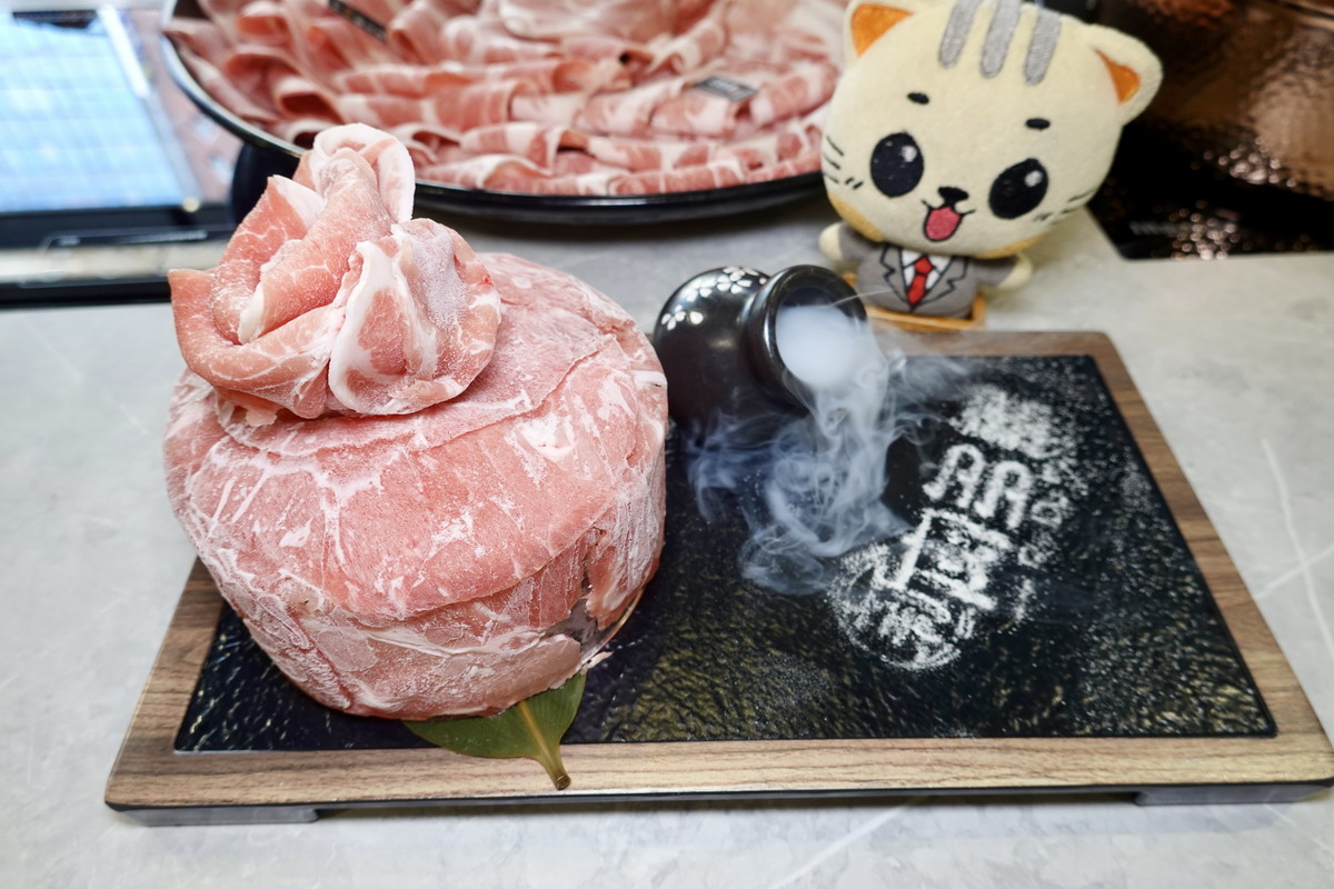 【台北忠孝敦化站美食】新•肉多多火鍋 2025:澎湃肉盤的高質感豐盛火鍋,東區聚餐慶生首選,專人為你剝蝦,咖啡飲料及霜淇淋吃到飽 【台北忠孝敦化站美食】新•肉多多火鍋 2025:澎湃肉盤的高質感豐盛火鍋,東區聚餐慶生首選,專人為你剝蝦,咖啡飲料及霜淇淋吃到飽