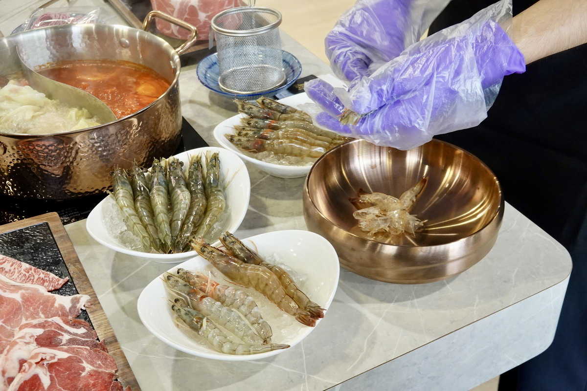 【台北忠孝敦化站美食】新•肉多多火鍋 2025:澎湃肉盤的高質感豐盛火鍋,東區聚餐慶生首選,專人為你剝蝦,咖啡飲料及霜淇淋吃到飽 【台北忠孝敦化站美食】新•肉多多火鍋 2025:澎湃肉盤的高質感豐盛火鍋,東區聚餐慶生首選,專人為你剝蝦,咖啡飲料及霜淇淋吃到飽