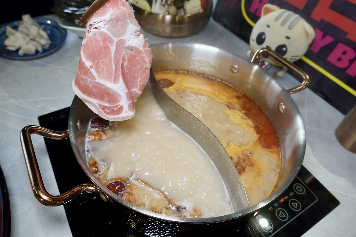 【台北忠孝敦化站美食】新•肉多多火鍋 2025:澎湃肉盤的高質感豐盛火鍋,東區聚餐慶生首選,專人為你剝蝦,咖啡飲料及霜淇淋吃到飽 【台北忠孝敦化站美食】新•肉多多火鍋 2025:澎湃肉盤的高質感豐盛火鍋,東區聚餐慶生首選,專人為你剝蝦,咖啡飲料及霜淇淋吃到飽
