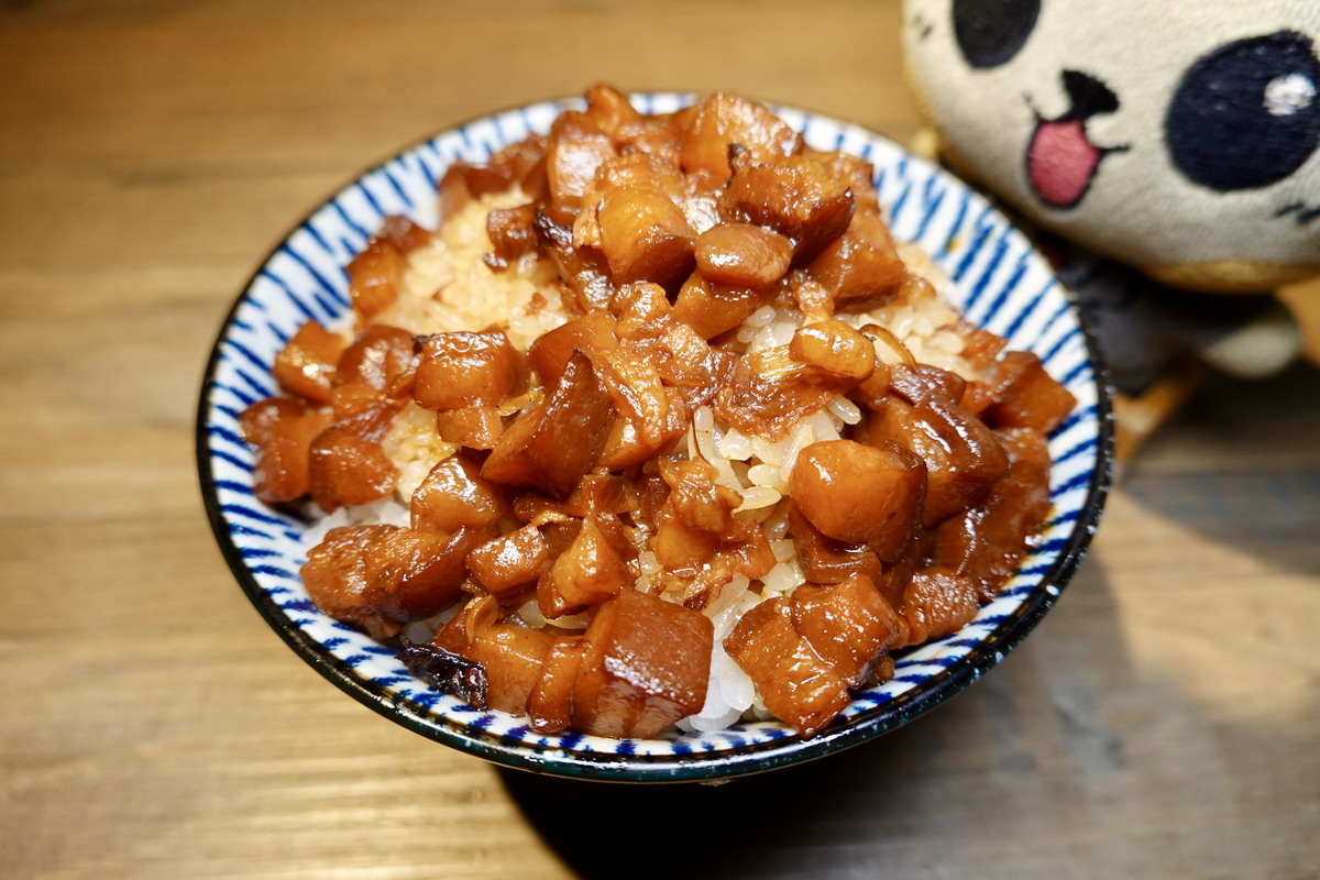 【新北三重菜寮站美食】光興腿庫 2025：米其林必比登上榜！充滿膠質的腿庫與豬腳，鹹甜入味真好吃，在地人每天排隊的便當店 7049