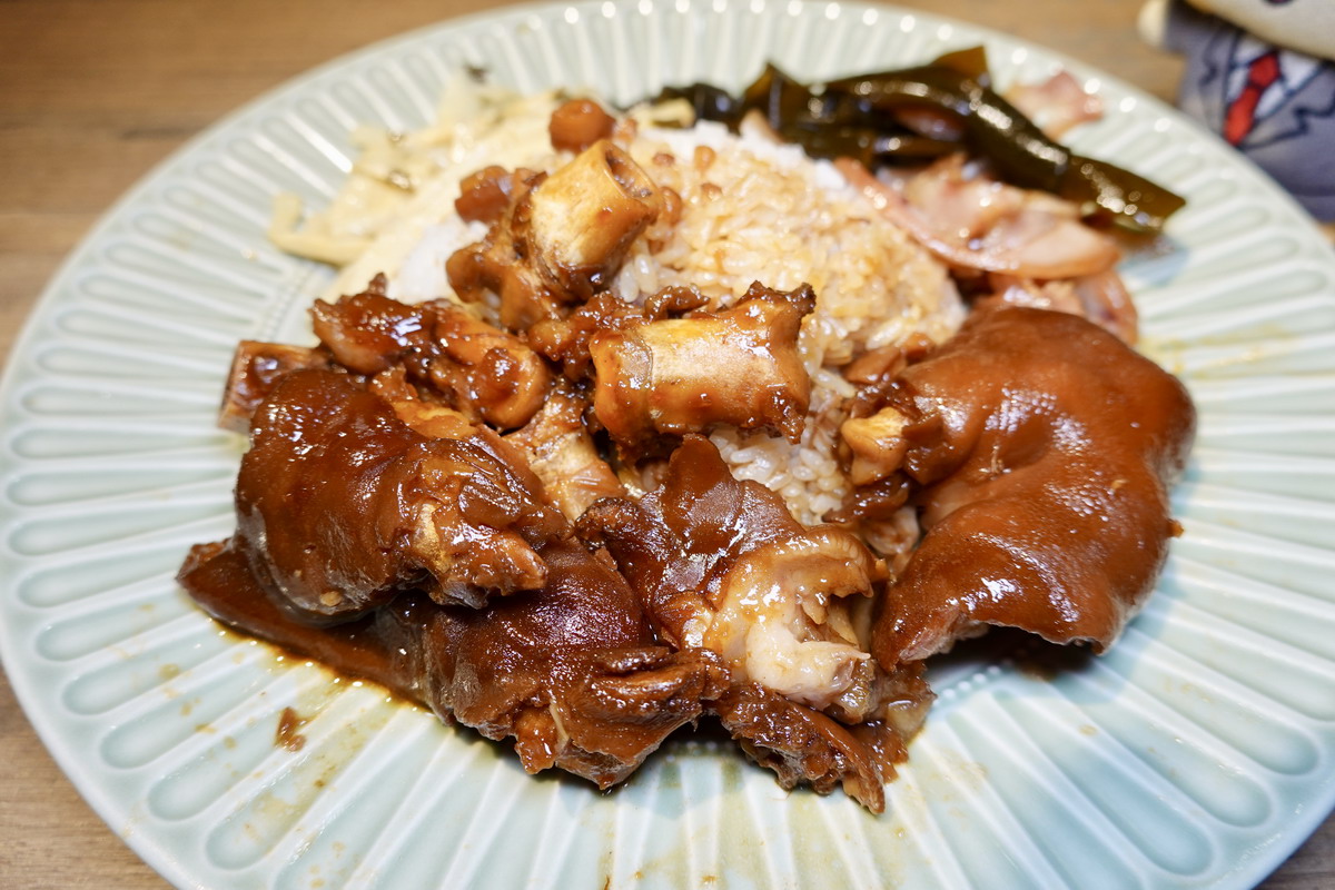 【新北三重菜寮站美食】光興腿庫 2025：米其林必比登上榜！充滿膠質的腿庫與豬腳，鹹甜入味真好吃，在地人每天排隊的便當店 7049