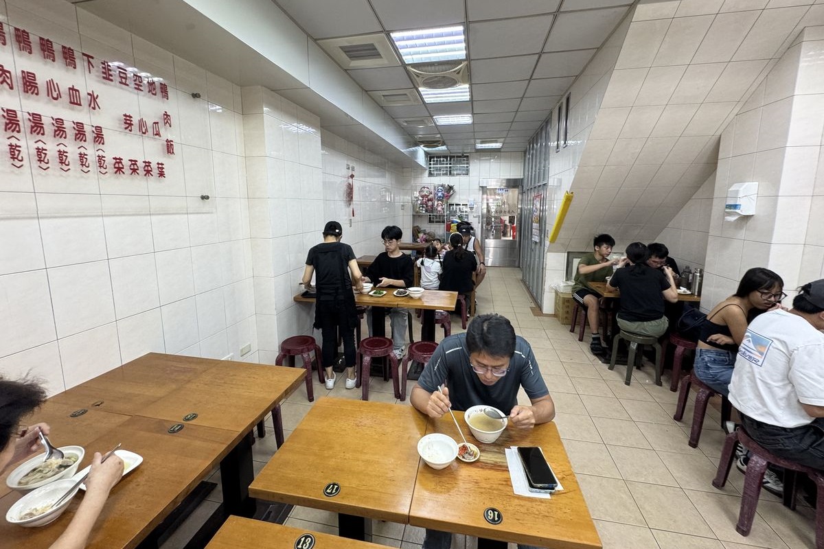 【高雄三民區前金站美食】侯記鴨肉飯 2025:米其林必比登,飄香40多年老牌在地店家,鴨肉飯和當歸鴨都有口碑,用餐時間大排隊 7053 【高雄三民區前金站美食】侯記鴨肉飯 2025:米其林必比登,飄香40多年老牌在地店家,鴨肉飯和當歸鴨都有口碑,用餐時間大排隊 7053