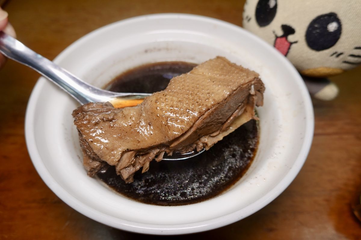 【高雄三民區前金站美食】侯記鴨肉飯 2025:米其林必比登,飄香40多年老牌在地店家,鴨肉飯和當歸鴨都有口碑,用餐時間大排隊 7053 【高雄三民區前金站美食】侯記鴨肉飯 2025:米其林必比登,飄香40多年老牌在地店家,鴨肉飯和當歸鴨都有口碑,用餐時間大排隊 7053
