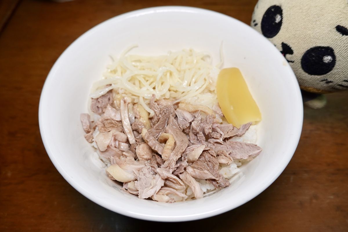 【高雄三民區前金站美食】侯記鴨肉飯 2025:米其林必比登,飄香40多年老牌在地店家,鴨肉飯和當歸鴨都有口碑,用餐時間大排隊 7053 【高雄三民區前金站美食】侯記鴨肉飯 2025:米其林必比登,飄香40多年老牌在地店家,鴨肉飯和當歸鴨都有口碑,用餐時間大排隊 7053